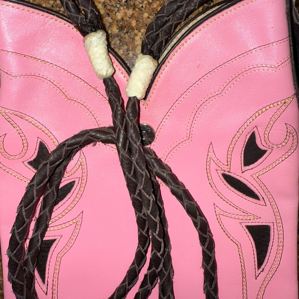 Montana Silversmiths Pink and Black Western Bag
Excelente use condition. - Picture 9 of 9